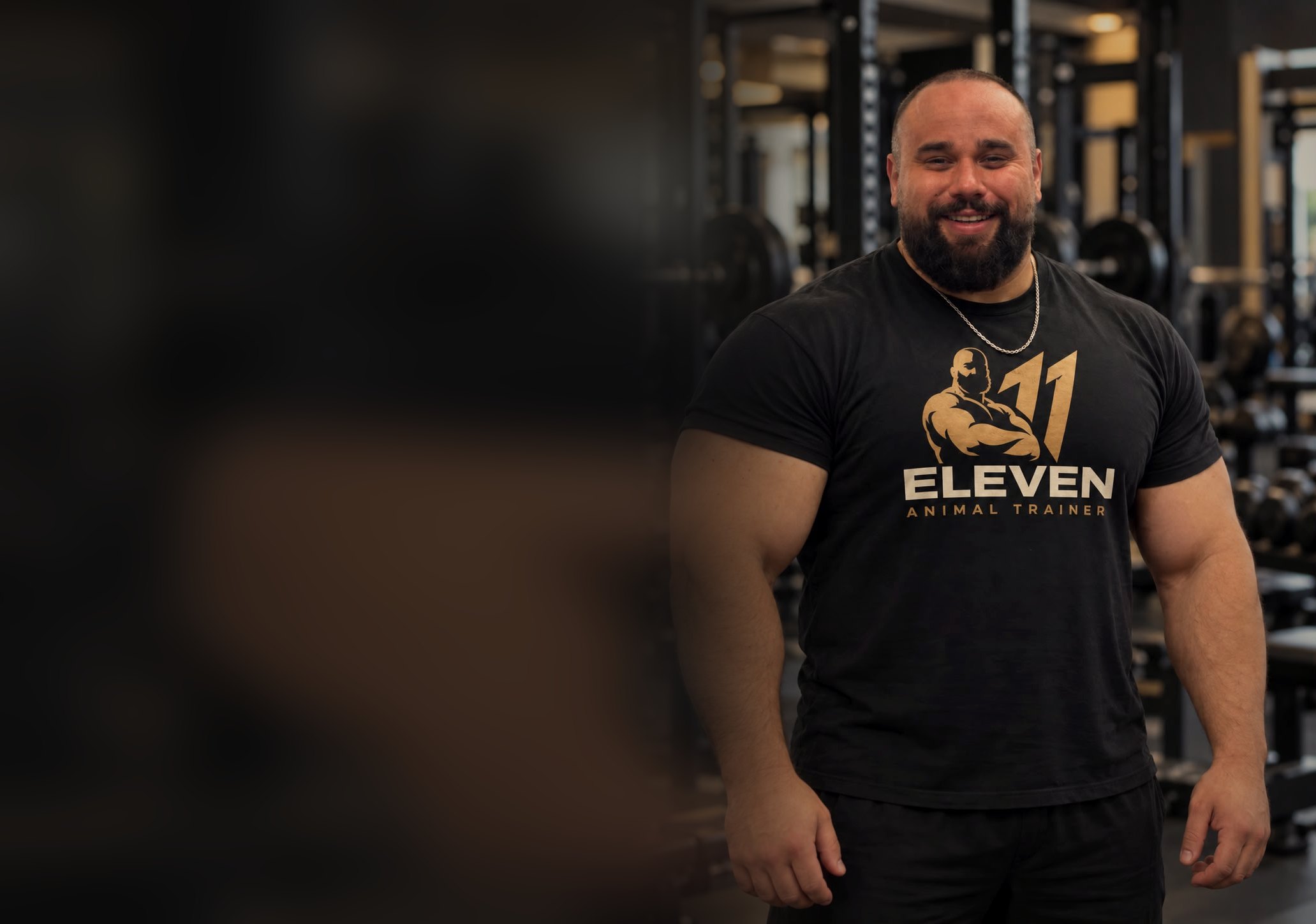 Abel «Animal» en el gimnasio con la camiseta de Eleven Animal Trainer
